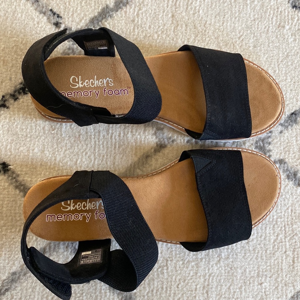 Black and tan Skechers Memory Foam Sandals. Size 8.5. Never been worn!